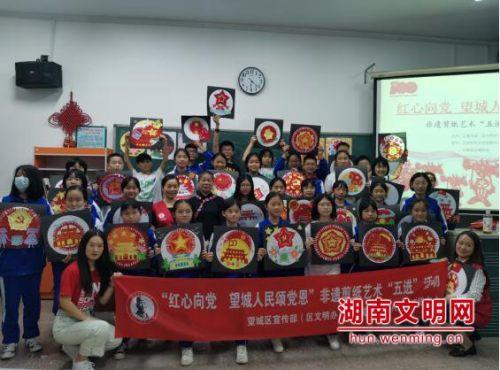 吃早餐的精致女孩